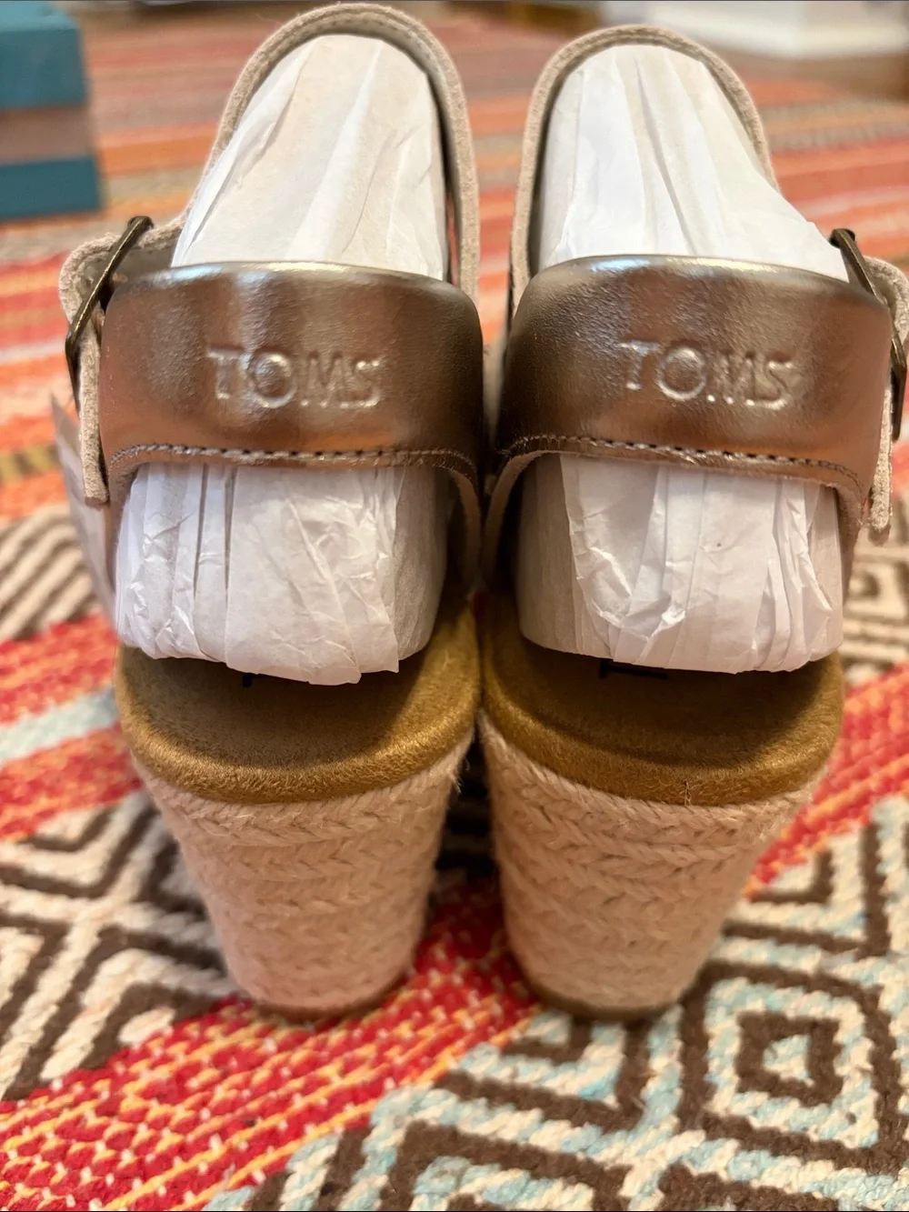 TOMS Audrey Light Gold Metallic Wedge Sandals Espadrilles Size 6. NIB